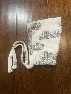 Kate Quinn hat castles SZ 3-6M white/black colors